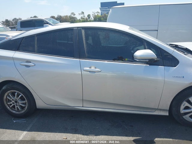 Toyota Prius Three 2018 JTDKARFU6J3056433 Image 13