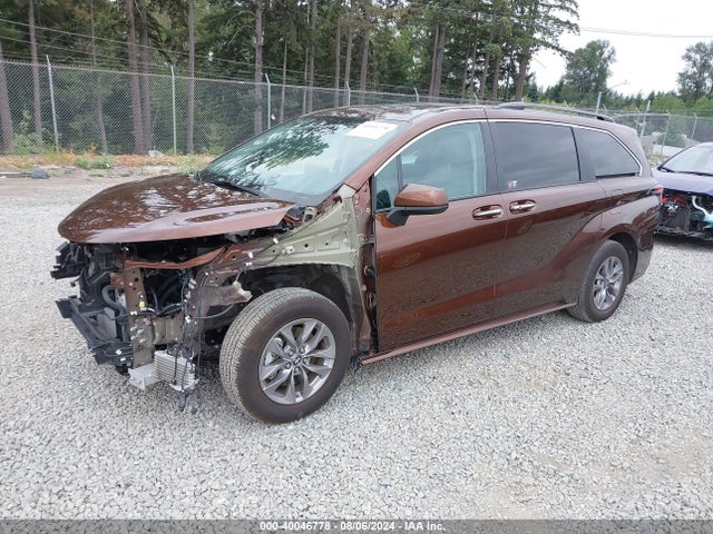 Toyota SIENNA XLE 2023 5TDYRKEC1PS148513 Image 2