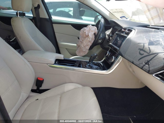 2020 JAGUAR XE SAJAE4FX2LCP62431 Photo 4
