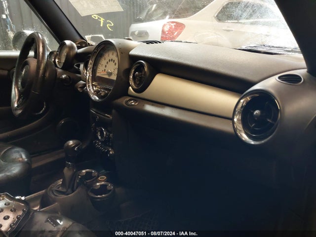 2011 MINI COOPER WMWZN3C59BT133310 Photo 4