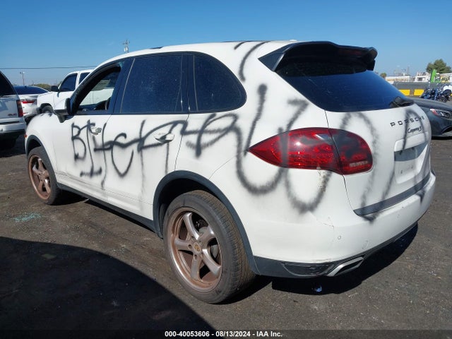 2011 PORSCHE CAYENNE WP1AB2A2XBLA55761 Photo 2