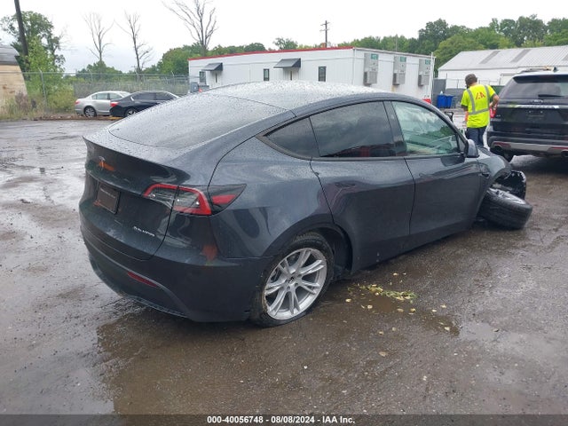 2024 TESLA MODEL Y 7SAYGDEE8RA271588 Photo 3