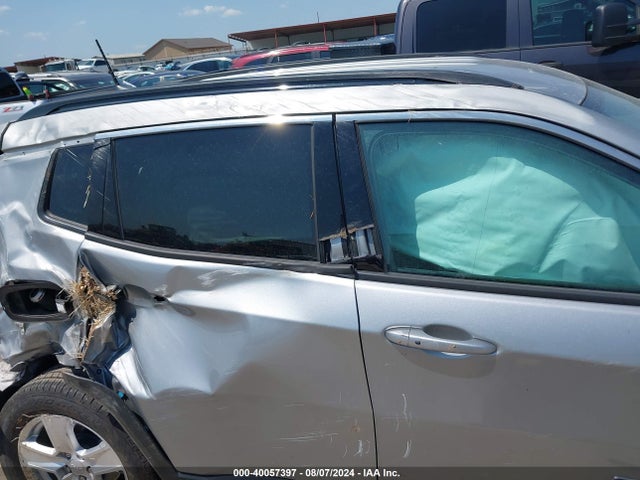 3C4NJCBB0NT139929 Jeep Compass Latitude Fwd
