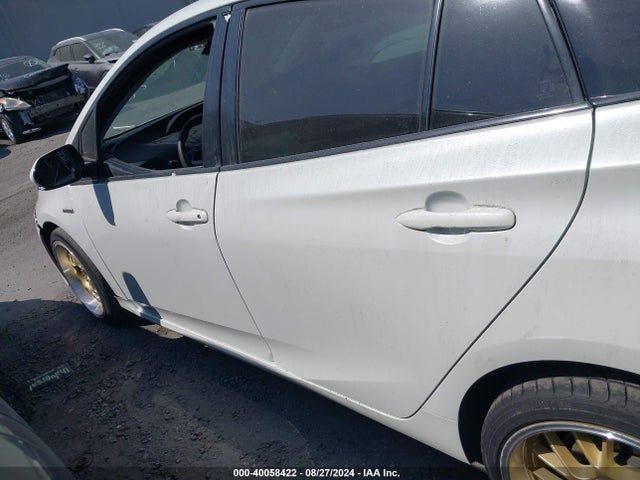 Toyota Prius Two Eco 2017 JTDKARFU6H3044132 Image 15
