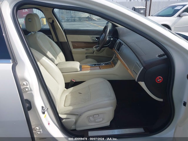 2010 JAGUAR XF SAJWA0HE7AMR68518 Photo 4