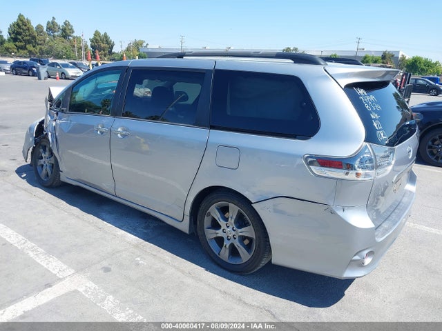 5TDXK3DC1FS563496 Toyota Sienna Se Premium 8 Passenger