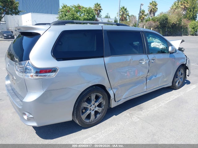 5TDXK3DC1FS563496 Toyota Sienna Se Premium 8 Passenger