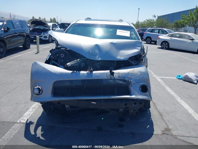 5TDXK3DC1FS563496 Toyota Sienna Se Premium 8 Passenger