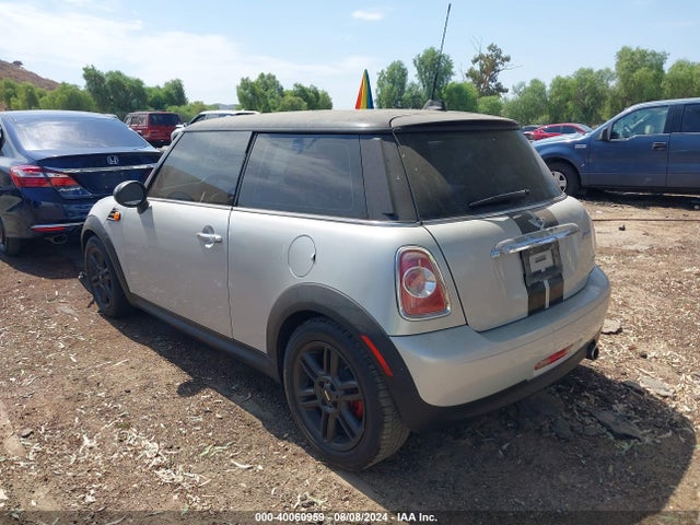 2011 MINI COOPER WMWSU3C59BT097011 Photo 2