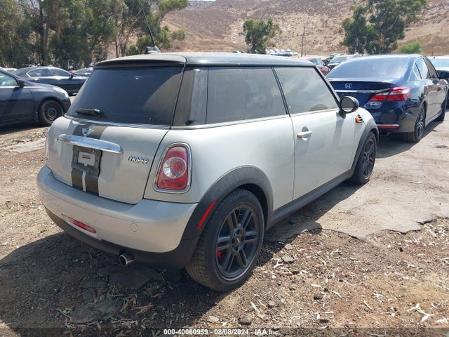 2011 MINI COOPER WMWSU3C59BT097011 Photo 3