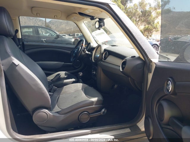 2011 MINI COOPER WMWSU3C59BT097011 Photo 4