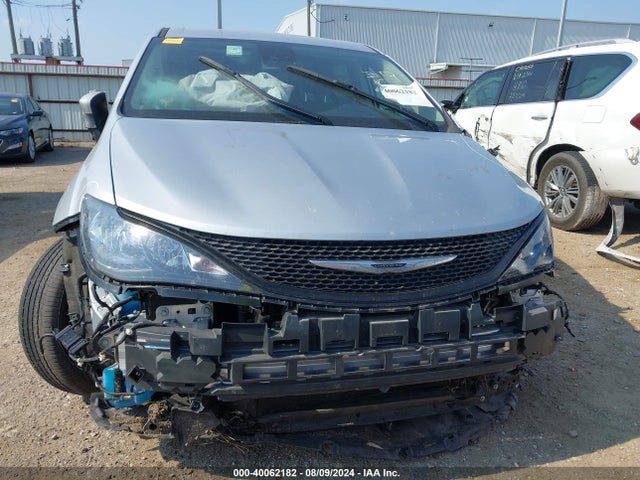 2C4RC1CG1PR551812 Chrysler Voyager Lx