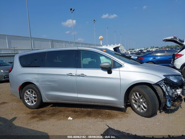 2C4RC1CG1PR551812 Chrysler Voyager Lx