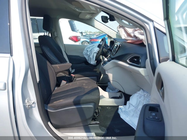 2C4RC1CG1PR551812 Chrysler Voyager Lx