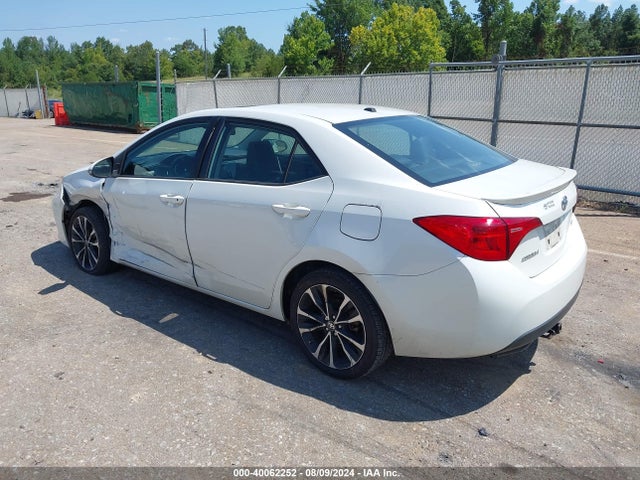 Toyota COROLLA SE 2018 5YFBURHE1JP850907 Image 3