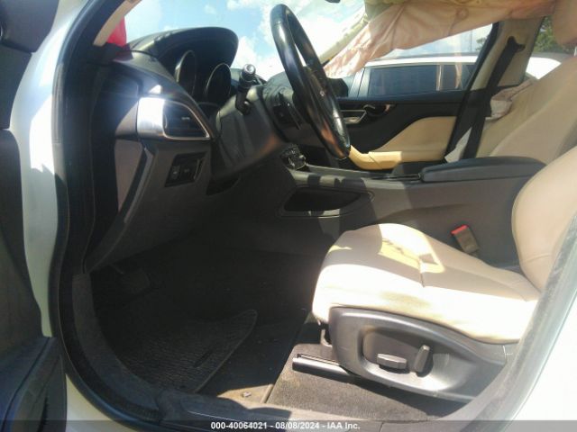 SADCJ2BN5HA095194 Jaguar F-pace 20d Premium