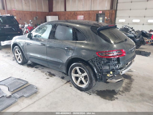 2018 PORSCHE MACAN WP1AA2A51JLB17043 Photo 2