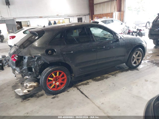 2018 PORSCHE MACAN WP1AA2A51JLB17043 Photo 3
