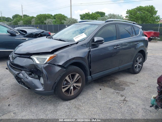 Toyota Rav4 Xle 2017 JTMWFREV0HJ708398 Image 2