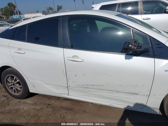 Toyota Prius Two Eco 2016 JTDKARFU3G3004878 Image 13