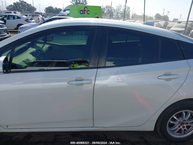 Toyota Prius Two Eco 2016 JTDKARFU3G3004878 Image 14