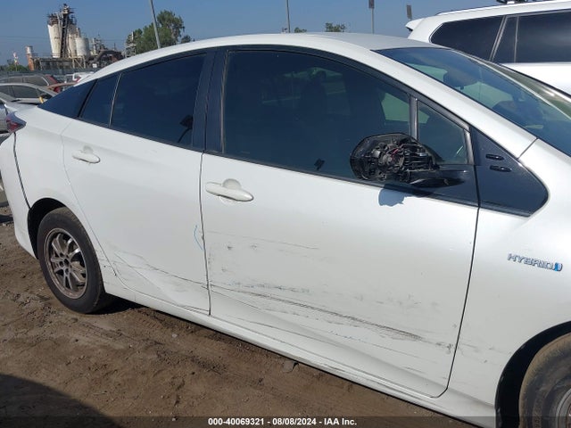Toyota Prius Two Eco 2016 JTDKARFU3G3004878 Image 6