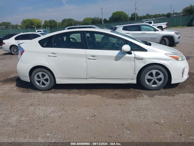 Toyota Prius Three 2015 JTDKN3DU1F0417581 Image 13