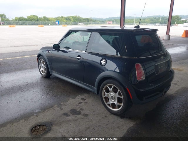 2006 MINI COOPER S WMWRE33586TN28911 Photo 2