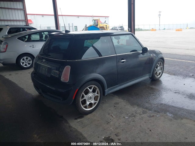 2006 MINI COOPER S WMWRE33586TN28911 Photo 3