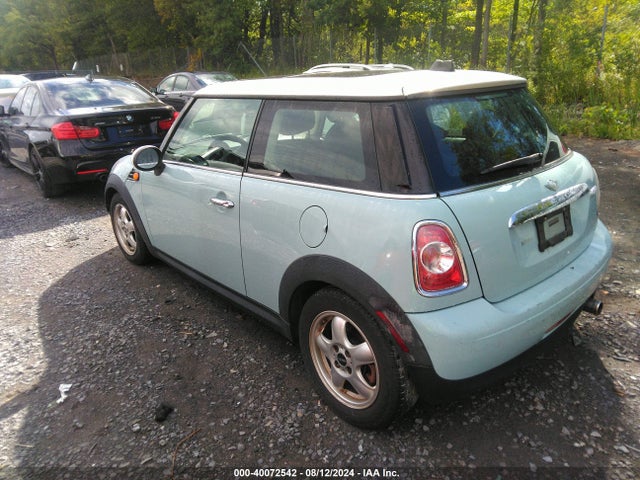 2011 MINI COOPER WMWSU3C59BT098465 Photo 2