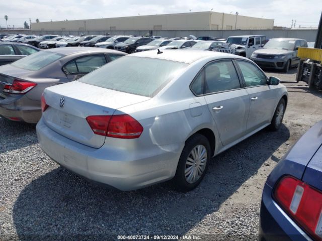 1VWAT7A39FC074230 Volkswagen Passat 1.8t S