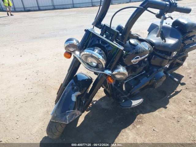 2018 HARLEY-DAVIDSON FLHC 1HD1YAJ12JC083228 Photo 1