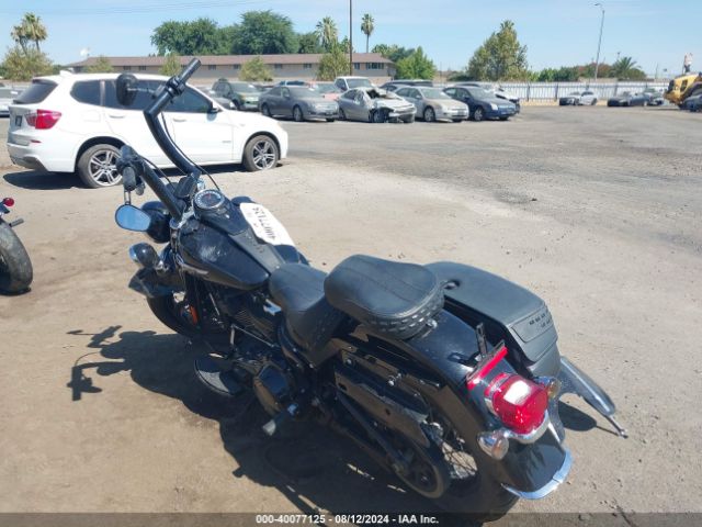 2018 HARLEY-DAVIDSON FLHC 1HD1YAJ12JC083228 Photo 2