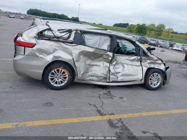 5TDYZ3DC2HS852034 Toyota Sienna Xle Premium 8 Passenger