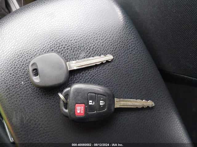 Toyota RAV4 LE 2015 JTMBFREV1FJ014881 Image 11