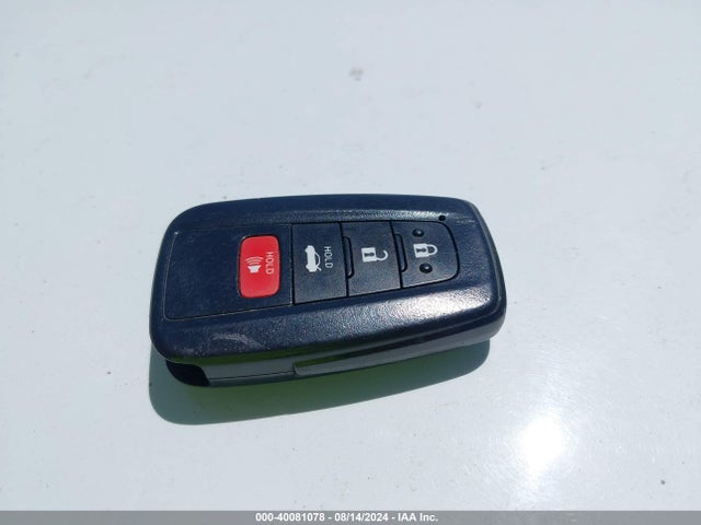 40081078 :رقم المزاد ، 4T1C31AK5MU556342 vin ، 2021 Toyota Camry Le Hybrid مزاد بيع