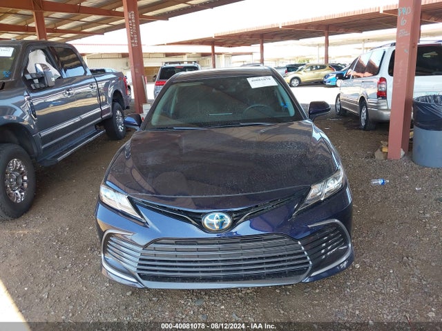 40081078 :رقم المزاد ، 4T1C31AK5MU556342 vin ، 2021 Toyota Camry Le Hybrid مزاد بيع
