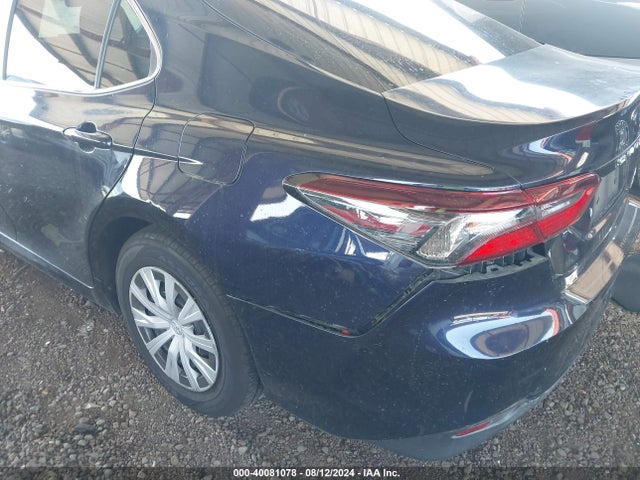 40081078 :رقم المزاد ، 4T1C31AK5MU556342 vin ، 2021 Toyota Camry Le Hybrid مزاد بيع