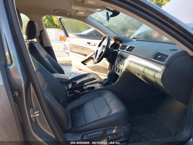 1VWAT7A3XFC123435 Volkswagen Passat 1.8t Limited Edition