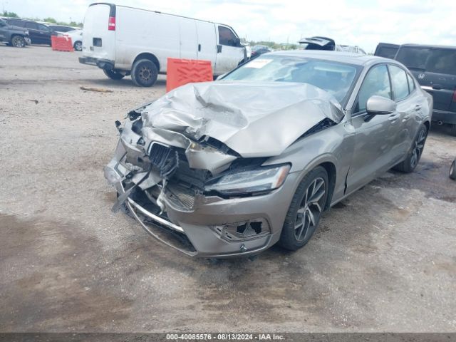 7JRA22TK3KG017443 Volvo S60 T6 Momentum