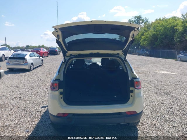 3C4NJCCBXJT318987 Jeep Compass Limited Fwd