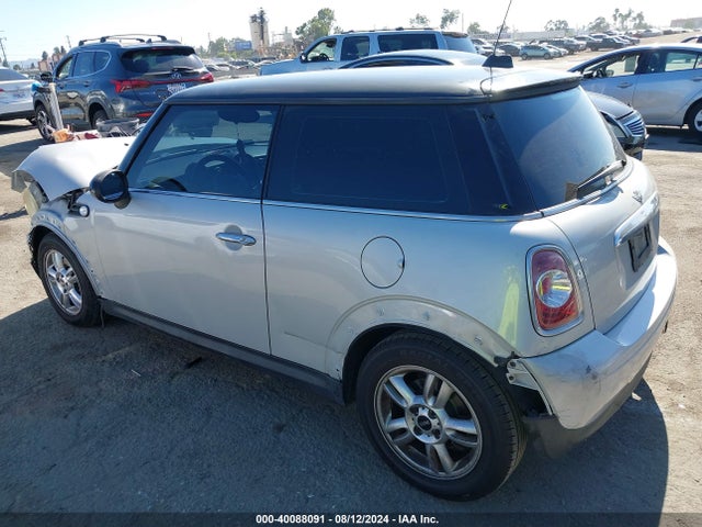 2011 MINI COOPER WMWSU3C53BT095349 Photo 2