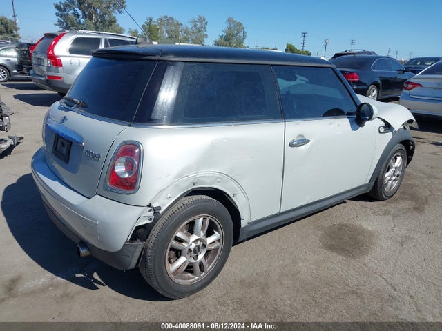 2011 MINI COOPER WMWSU3C53BT095349 Photo 3