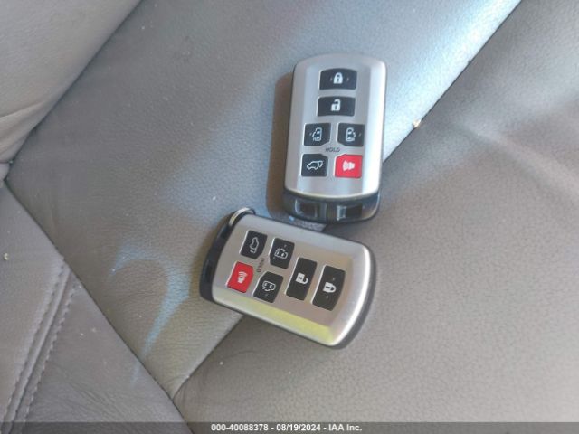 5TDYK3DCXGS713725 Toyota Sienna Xle 8 Passenger