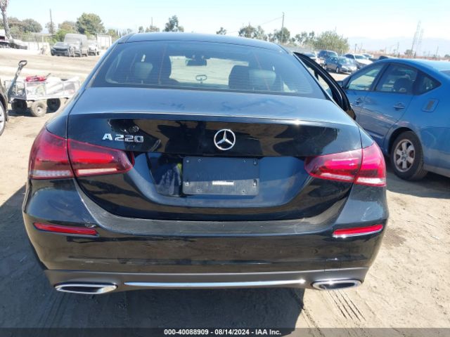 W1K3G4EB6NJ376123 Mercedes-Benz A 220