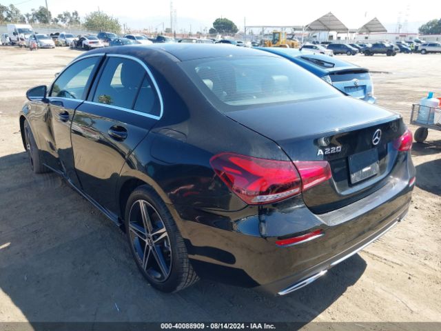 W1K3G4EB6NJ376123 Mercedes-Benz A 220