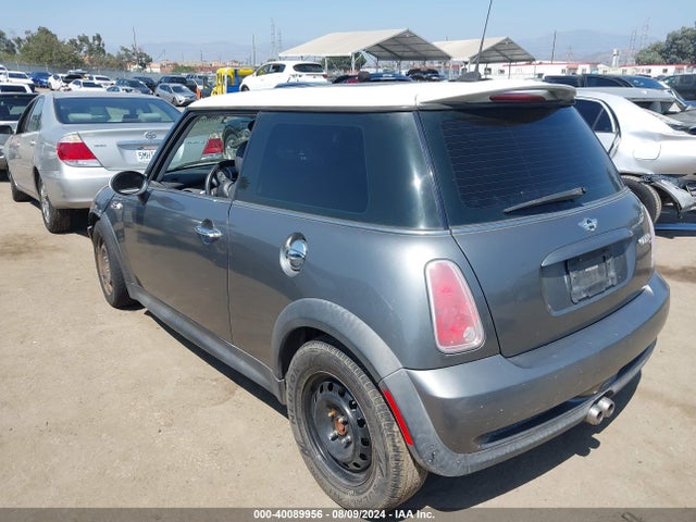 2005 MINI COOPER S WMWRE33475TG95723 Photo 2