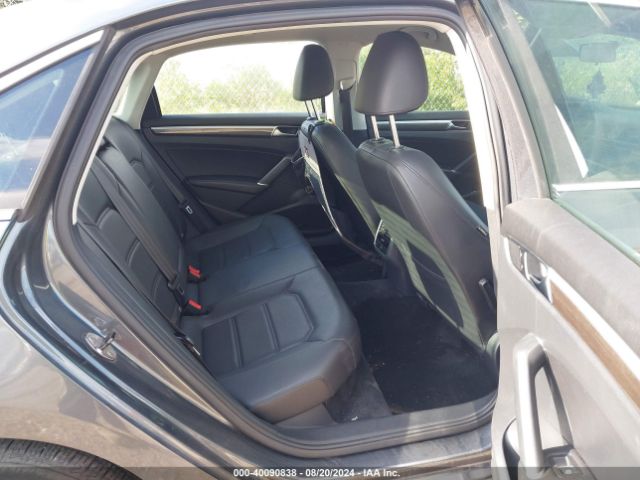 1VWBT7A3XHC053183 Volkswagen Passat 1.8t Se