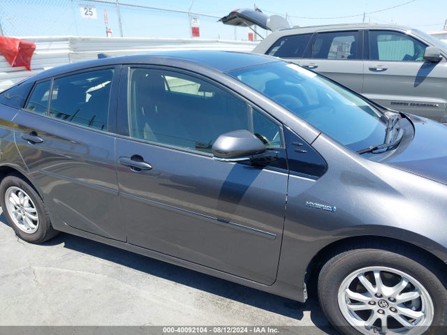 Toyota Prius Two 2018 JTDKBRFU3J3586727 Image 14
