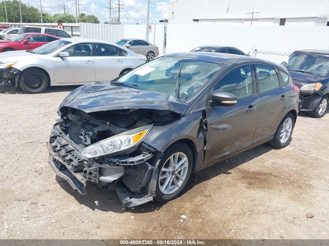 Ford FOCUS SE 2017 1FADP3K24HL295472 Image 2